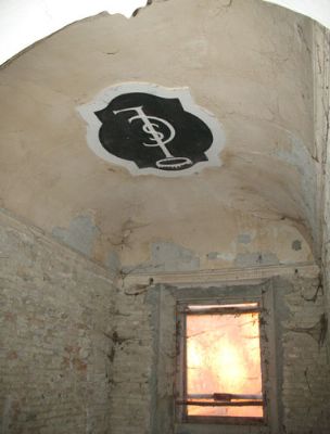 interno palazzo storico stemma