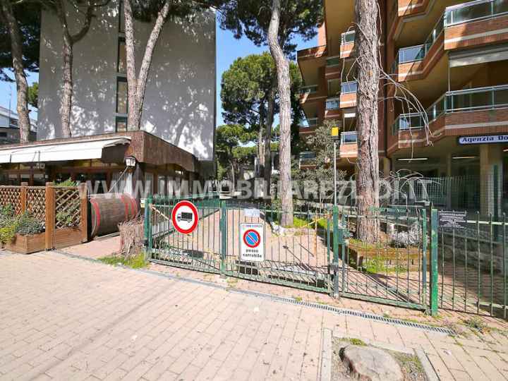 ingresso carrabile per i posto auto
