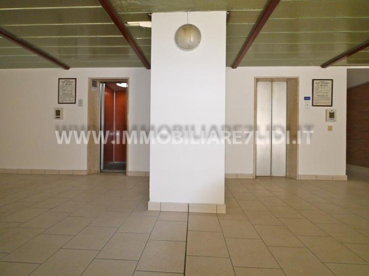 atrio condominiale con doppio ascensore