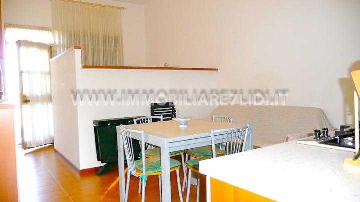 soggiorno con angolo cottura e camera matrimoniale