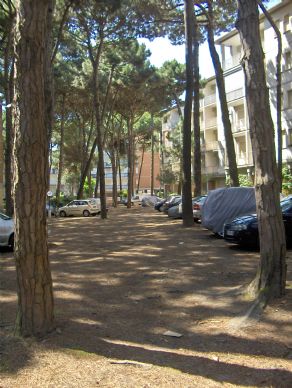 giardino con posti auto condominiali