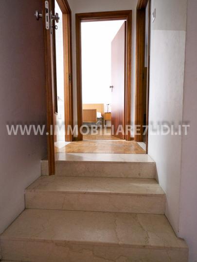 scala che divide la zona notte