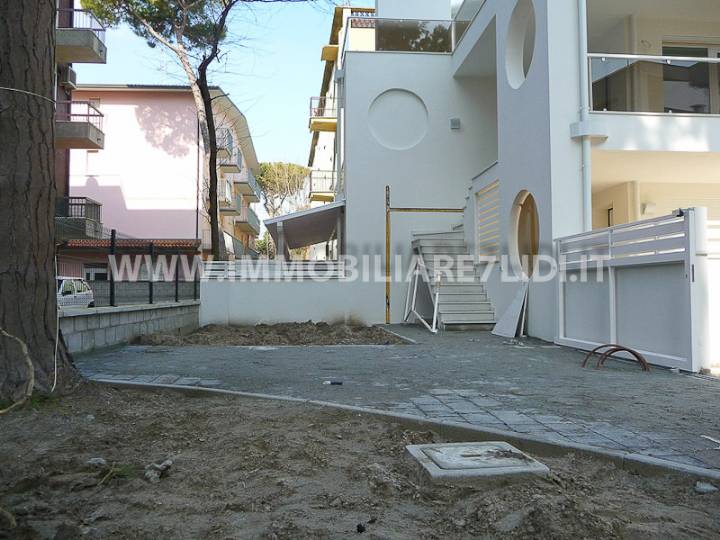 scoperto di proprietà e posto auto interno