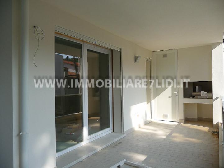 ampi terrazzi d'ingresso con barbecue