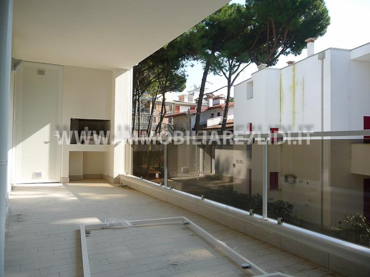 ampi terrazzi d'ingresso con barbecue