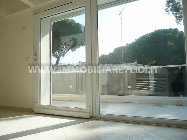 camera matrimoniale con ampia vetrata scorrevole