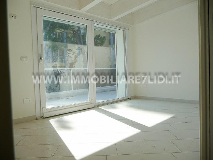 camera matrimoniale con ampia vetrata scorrevole