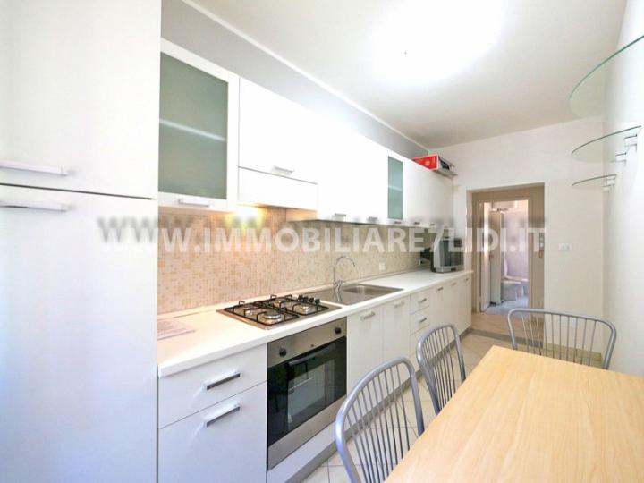 soggiorno con ampia cucina