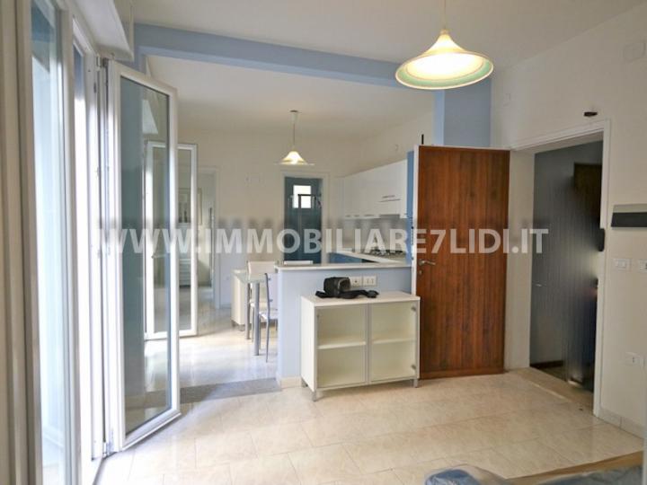 ampio ingresso con divano letto matrimoniale