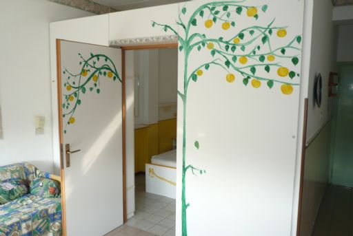 camera matrimoniale creata nel soggiorno