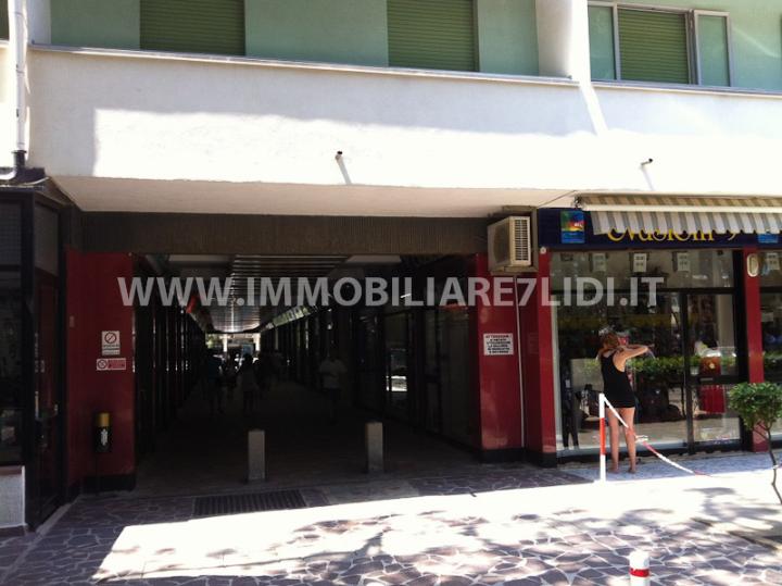 galleria commerciale sottostante