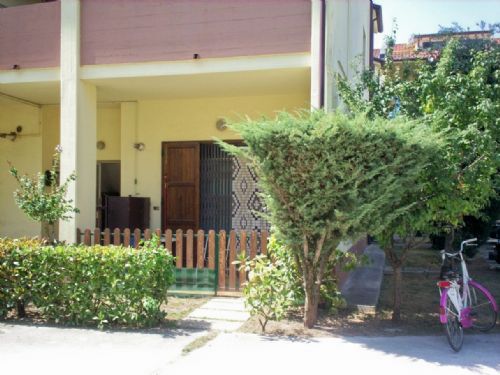 esterno con patio (2)