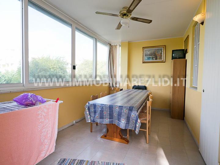 ampio terrazzo d'ingresso con barbecue verandato