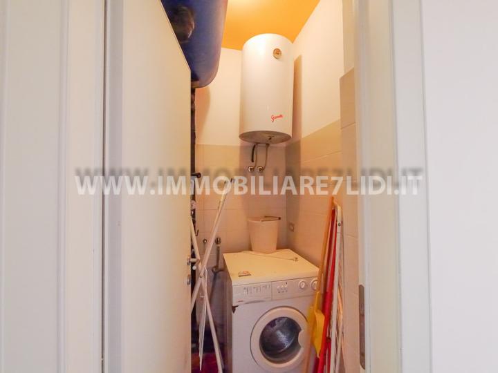 ripostiglio con lavatrice
