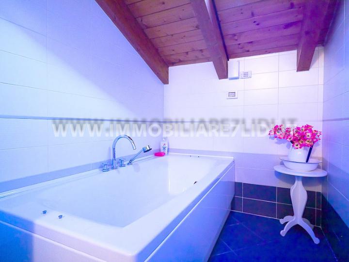 bagno con vasca idromassaggio (3)