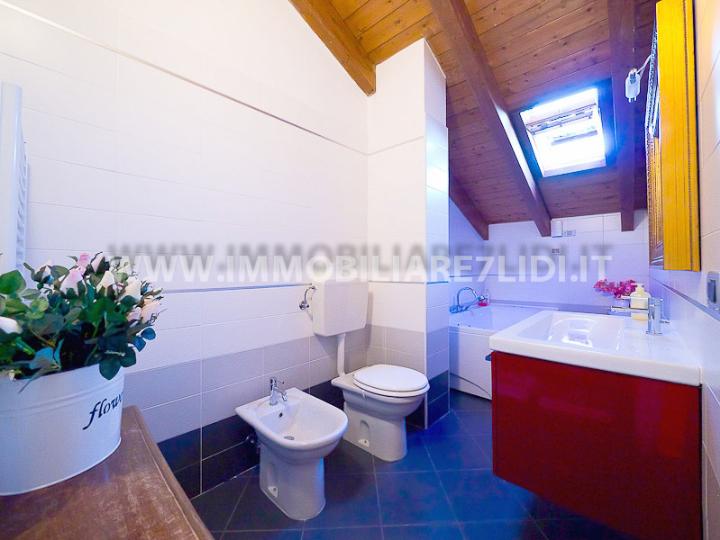 bagno con vasca idromassaggio