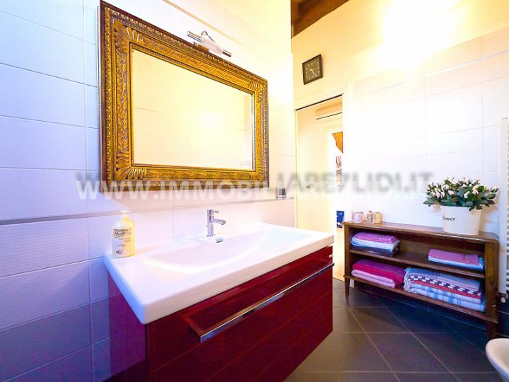 bagno con vasca idromassaggio (2)