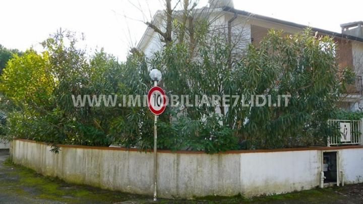 villetta esternamente (2)