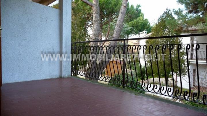 ampio balcone con barbecue