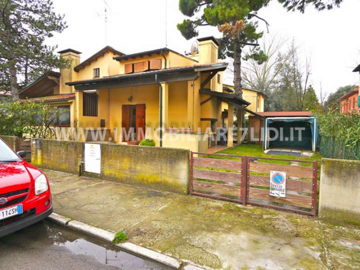 Villa a schiera in Viale Degli Ulivi in zona Lido Degli Estensi a Comacchio
