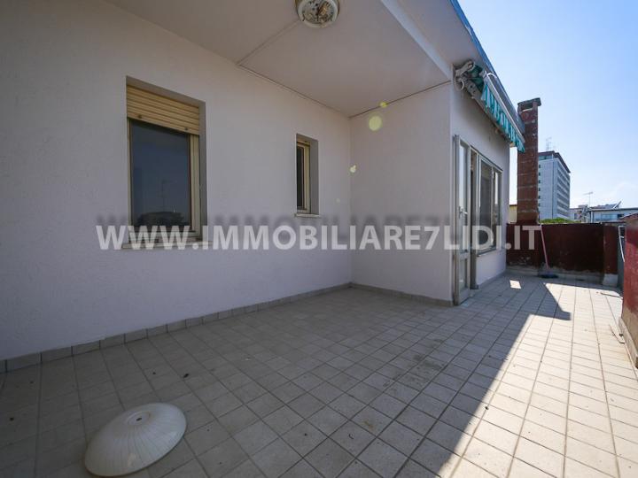 ampio balcone direttamente sul mare