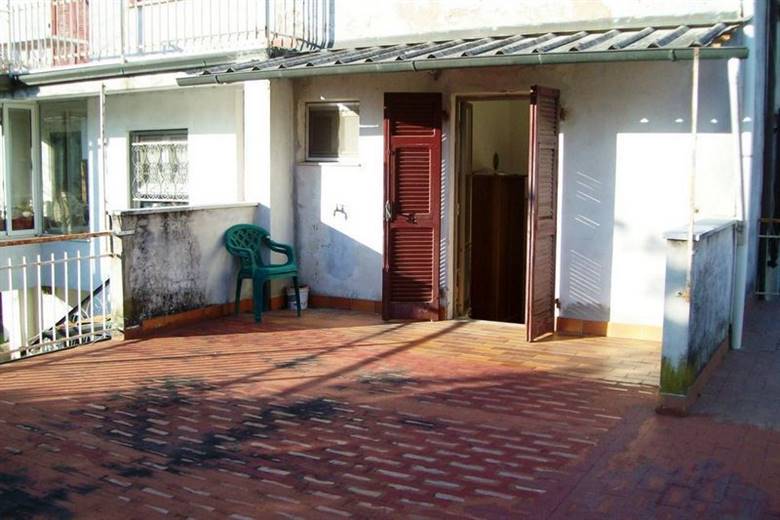 Casa semi indipendente da ristrutturare in zona Colombiera a Castelnuovo Magra