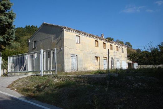 Colonica da ristrutturare in zona Casine di Paterno a Ancona