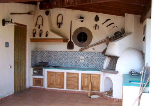 terrazza con barbeque e forno a legna