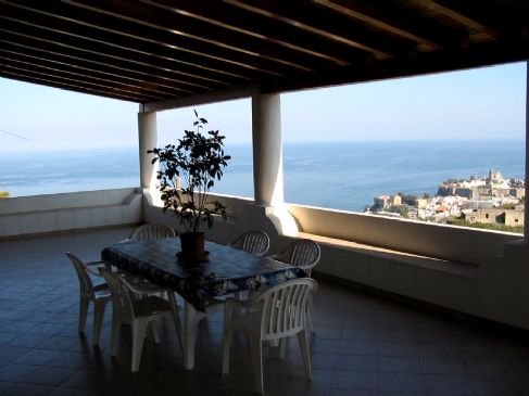 terrazza con vista su Lipari
