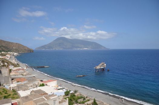 panorama su salina e spiaggia