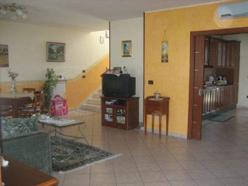 villa a schiera indipendente su tre livelli