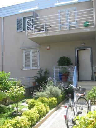 villa a schiera indipendente su tre livelli