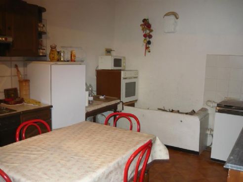 la cucina con caldaia a legna