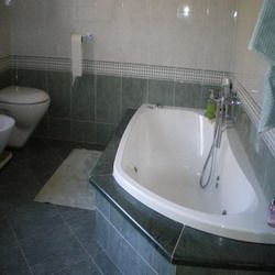 bagno con vasca idromassaggio
