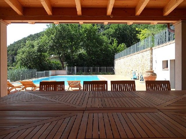 Piscina e portico con forno e bbq.