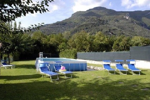 piscina e giardino