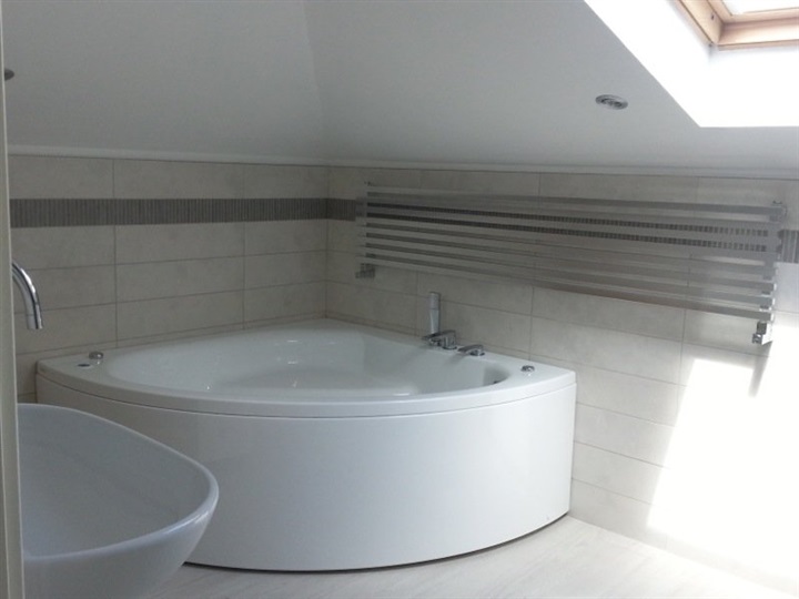 mansarda, vasca idromassaggio nel bagno esclusivo