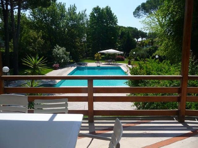 terrazza, parco e piscina