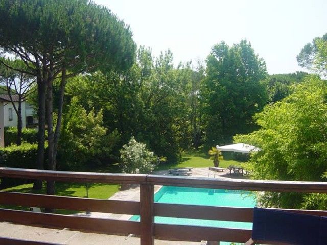 terrazza vista piscina e parco