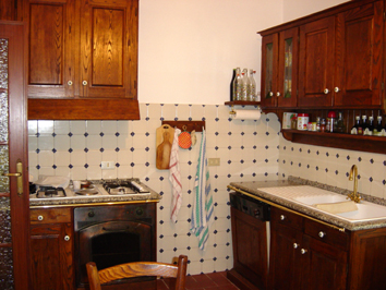 cucina-tinello e accesso alla veranda