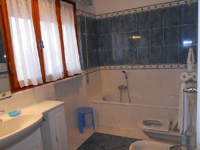 bagno con doccia e vasca