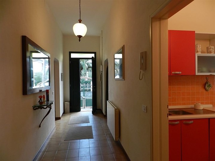 corridoio con ingresso e cucina