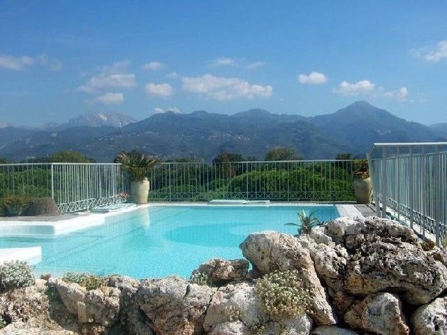 piscina con idromassaggio e terrazza solarium