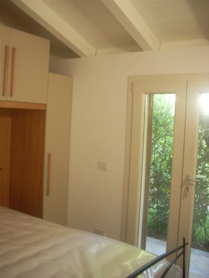 camera matrimoniale con accesso alla veranda