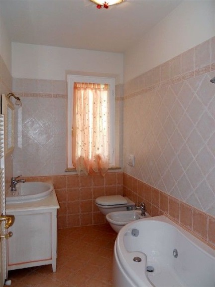 bagno con vasca idromassaggio