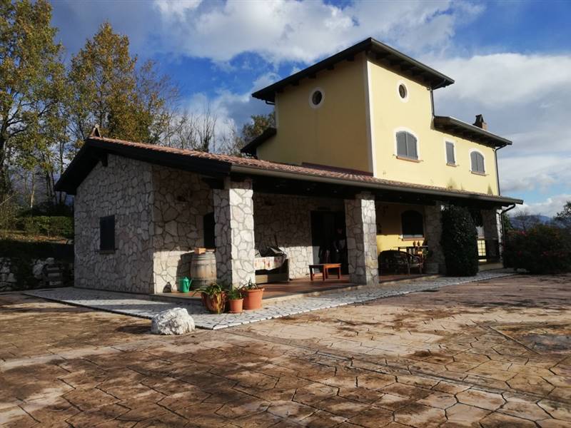 Villa in Via San Domenico in zona San Domenico a Ruviano