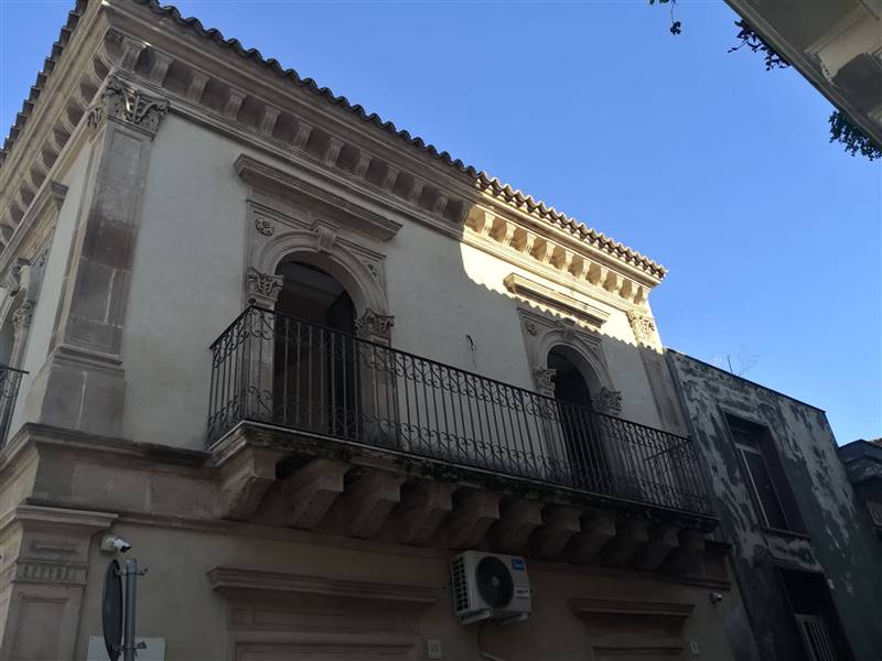 Palazzo in P.zza Cavour a Lentini