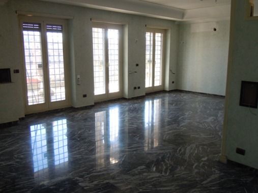 SALONE CON TRE FINESTRE