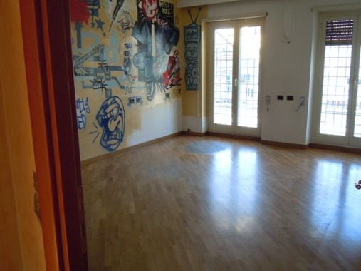 CAMERA CON DUE FINESTRE