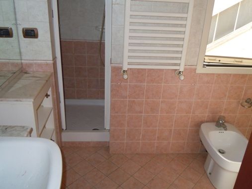 BAGNO CON VASCA E DOCCIA
